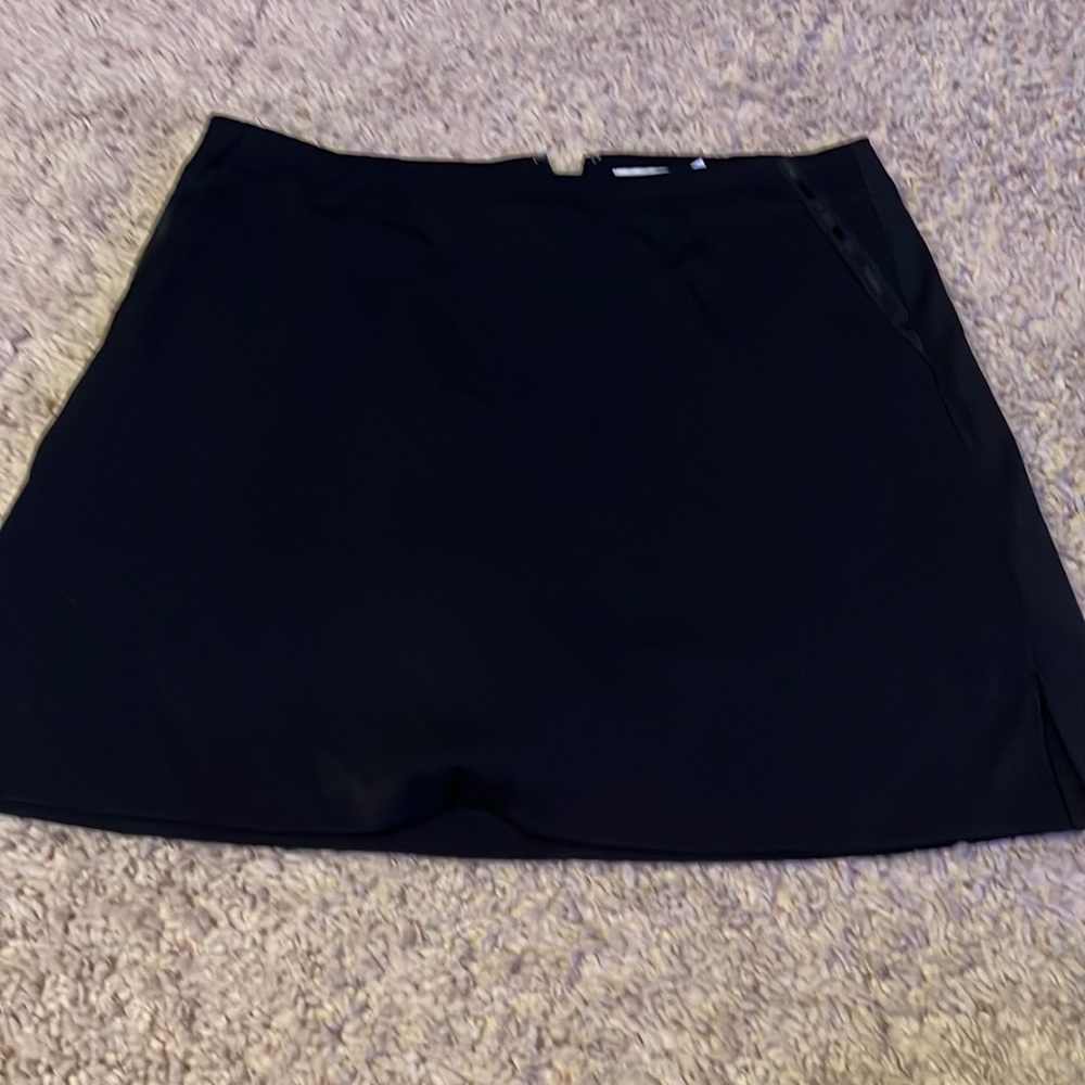 black golf skirt. Condition: new.
